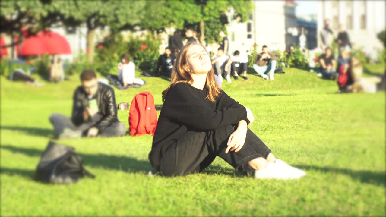 공원에서 휴식을 취하는 젊은 여성