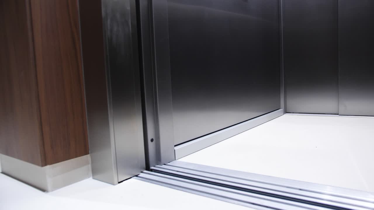 입구 공개: 엘리베이터 문이 열리는 클로즈업 뷰 - 현대 도시 생활에서 원활한 접근과 전환의 상징
