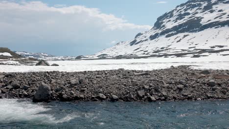 hermosa naturaleza en noruega con un río en primer plano