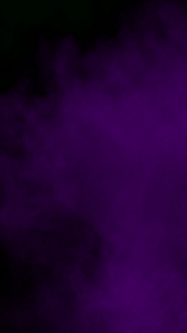 nube de humo púrpura sobre un fondo negro