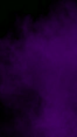 nube de humo púrpura sobre un fondo negro