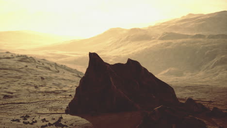 vista lejana de un paisaje rocoso bajo la suave luz del sol en un mundo ajeno