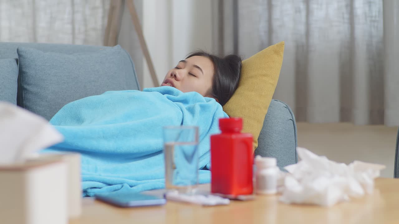 소파에 누워 있는 아픈 여자