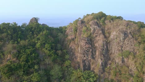 Vista-De-Drones-Sobre-Montañas-Rocosas-En-Nlanggeran,-Indonesia