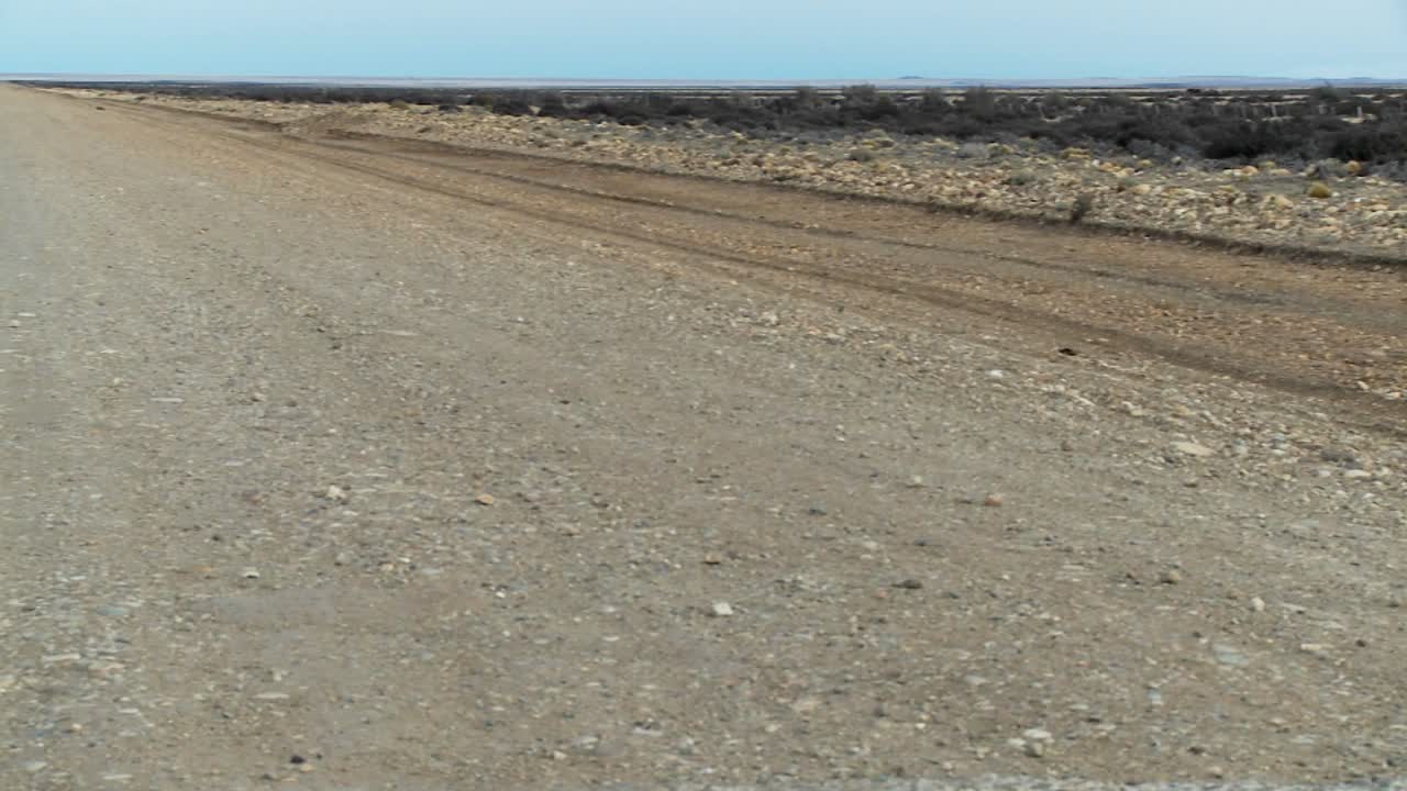 외로운 버려진 길을 따라 관점을 가로질러 이동