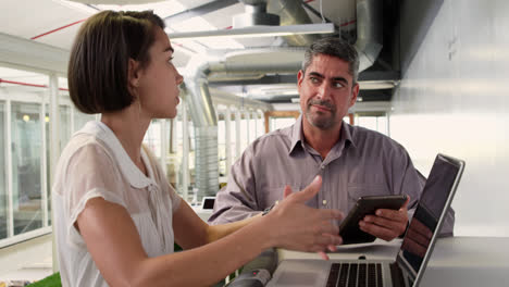 personas de negocios que interactúan entre sí en la oficina moderna 4k