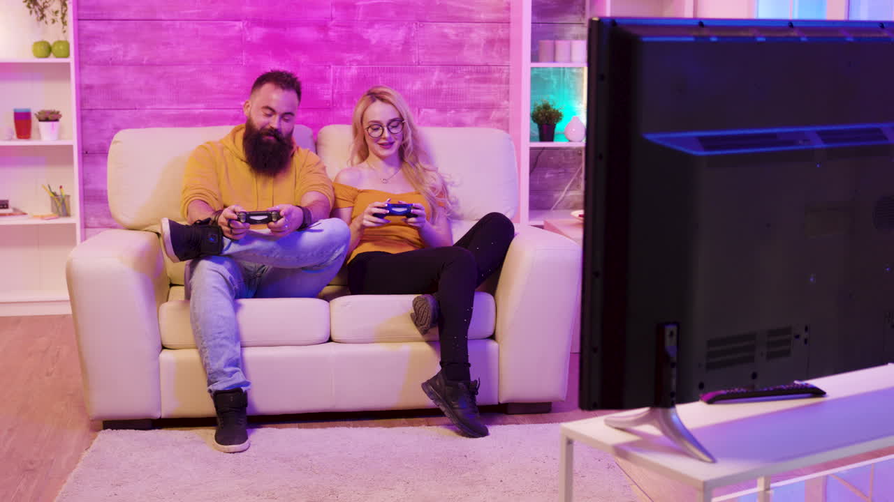 pareja jugando en casa