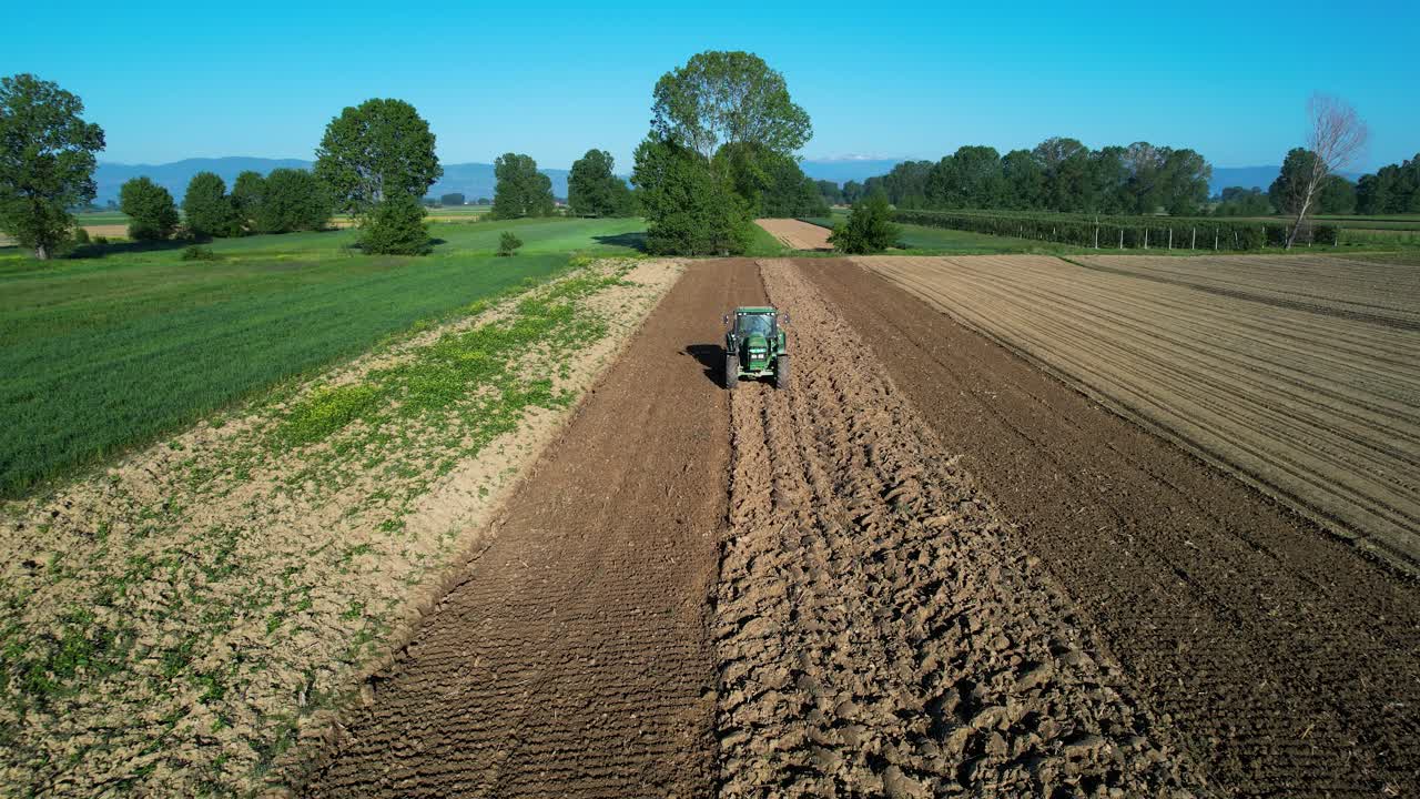 농업 위기: 트랙터가 봄에 심기 위해 을 는 아름다운 토지