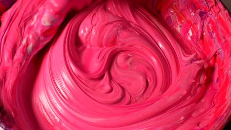 mezclando un nuevo color rosa claro a mano