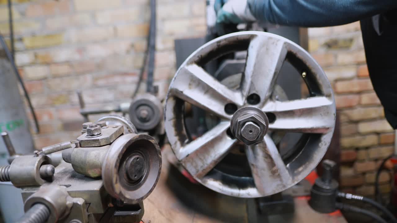 reparación de ruedas de automóviles en un taller