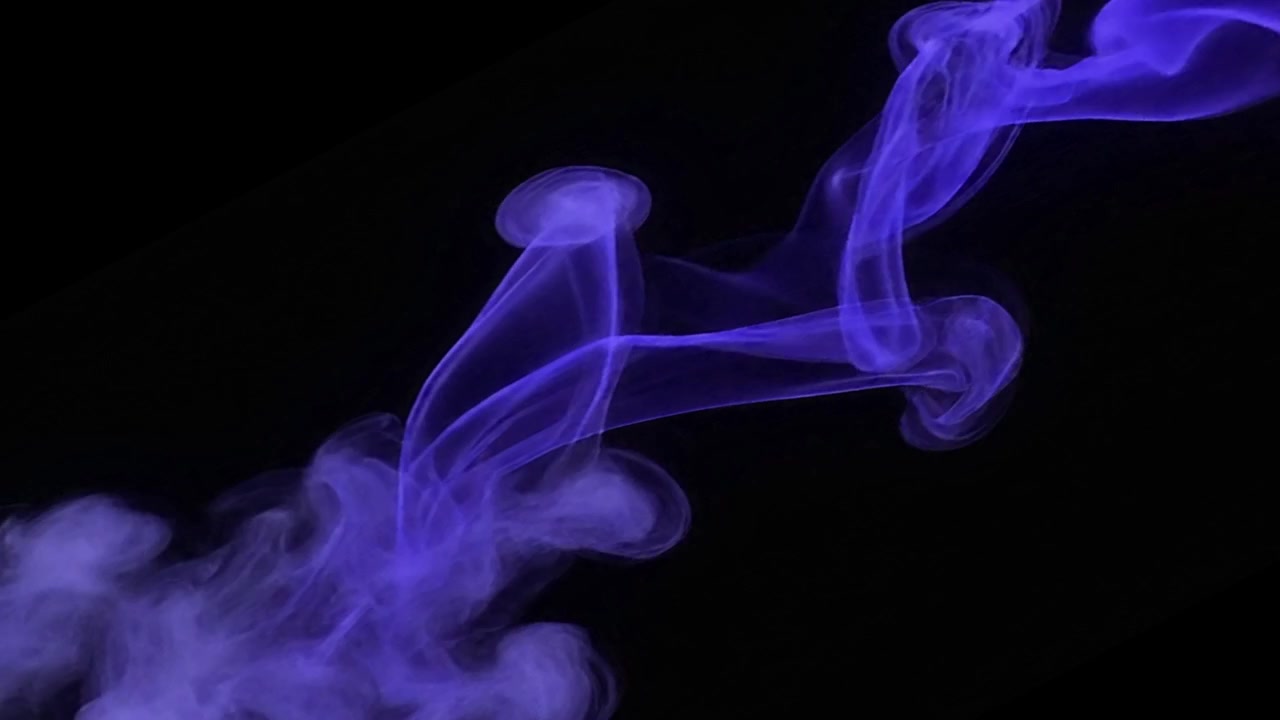 Fumo viola astratto vorticoso su sfondo nero