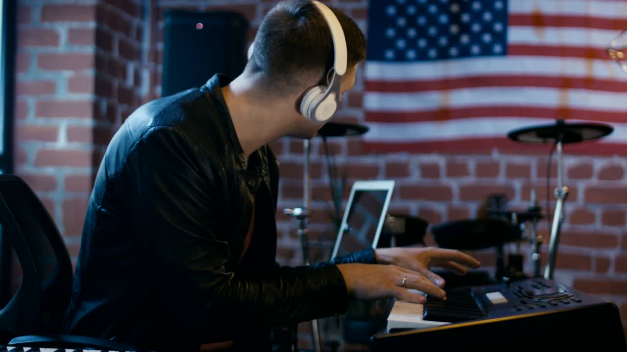 tastaturist, der musik mit einem laptop aufnimmt