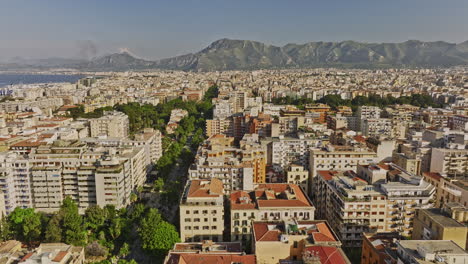 Palermo-Italia-Antena-V12-Vuela-A-Lo-Largo-De-Via-Della-Liberta-Capturando-Calles-Frondosas,-Paisaje-Urbano-A-Través-De-áreas-Residenciales-Y-Del-Centro,-Parque-De-La-Ciudad-Y-Montaña-En-El-Horizonte---Filmado-Con-Mavic-3-Cine---Mayo-De-2023