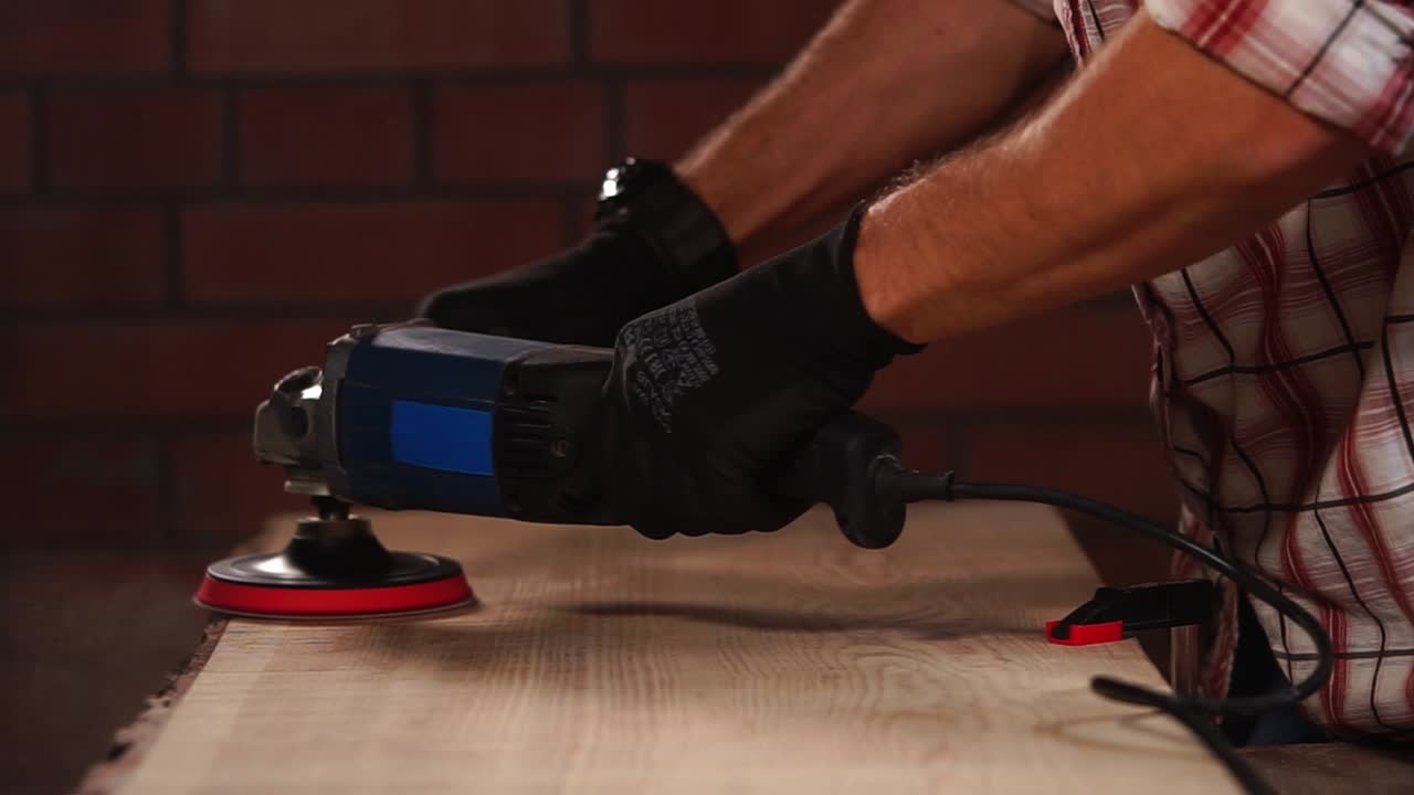 limpieza de la madera con una limpieza eléctrica