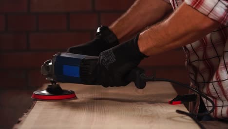 limpieza de la madera con una limpieza eléctrica