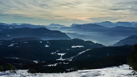 Zeitraffer-Des-Frühen-Sonnenuntergangs-Aus-Der-Nebligen-Winterlandschaft-Der-Schneebedeckten-Alpen-Von-Den-Hängen-Des-Ritterhorns-In-Italien