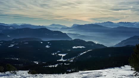 Timelapse-Temprano-Del-Atardecer-Desde-El-Brumoso-Paisaje-Invernal-De-Los-Alpes-Nevados-Desde-Las-Laderas-De-La-Montaña-Rittner-Horn-En-Italia