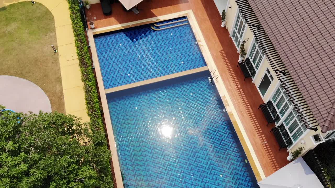 Droneoptagelser af udendørs swimmingpool i toscansk stil på en solskinsdag