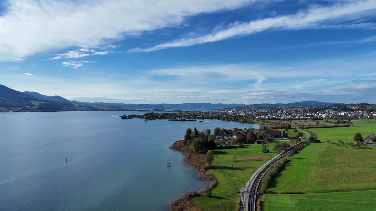 Ripresa aerea frontale del lago di Zurigo vicino a Bollingen, Svizzera