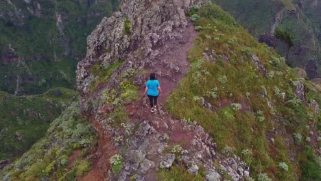 épicos-Acantilados-Montañosos-Revelan-El-Roque-De-Taborno-Con-Mujeres-Caucásicas-Caminando-En-Tenerife,-Islas-Canarias,-España---Vista-Aérea