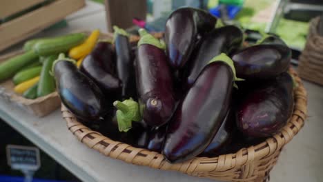 Berenjena-En-Exhibición-En-El-Mercado-De-Agricultores-De-La-Isla-De-Vancouver