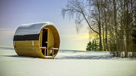 Lapso-De-Tiempo-De-Sauna-Con-Forma-De-Barril-De-Madera-En-El-Bosque-De-Abetos-De-Letonia-Cerca-De-Riga