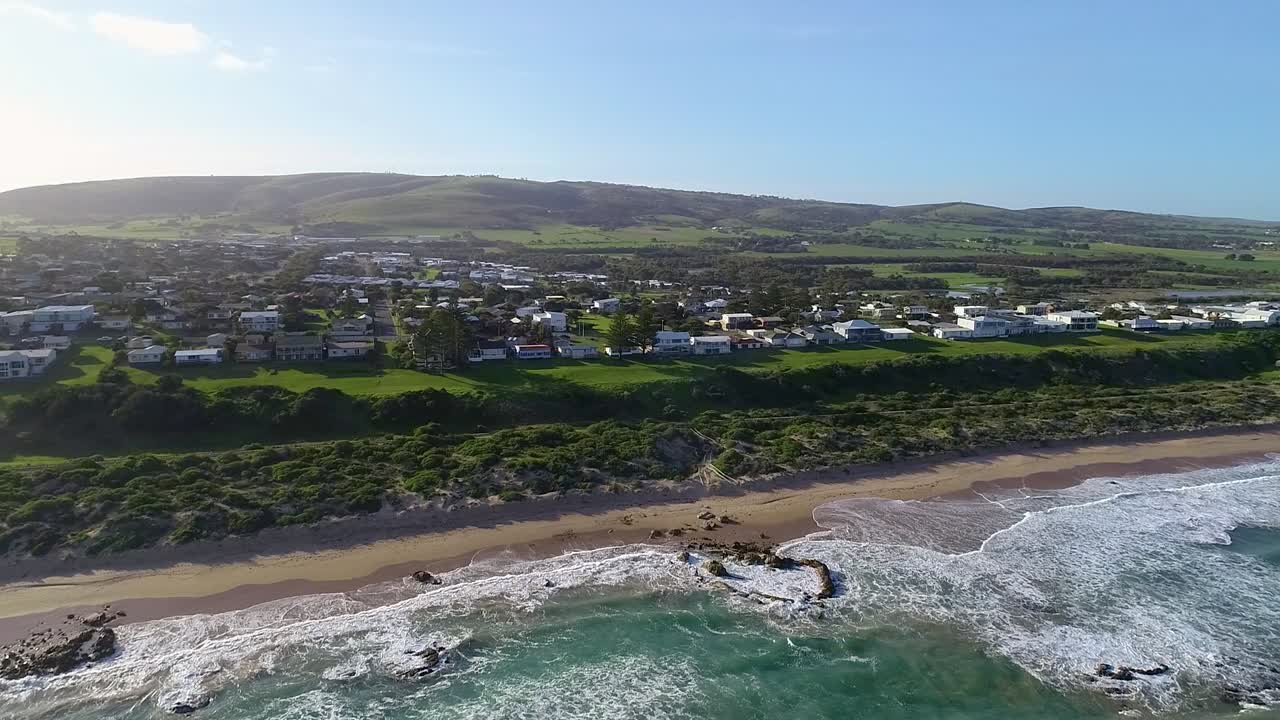 océano azul con olas espumosas que se lavan en la orilla de la playa boomer - impresionante belleza de la ciudad costera durante el verano en port elliot, sur de australia