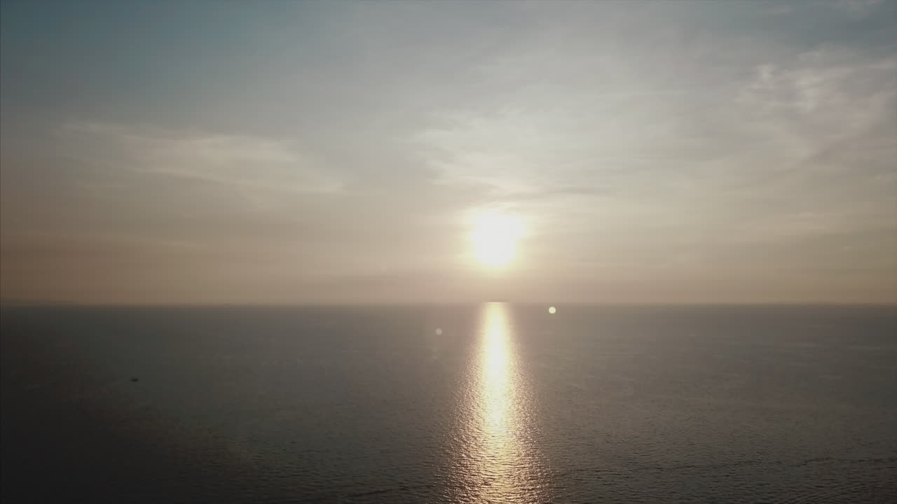 puesta de sol sobre el océano