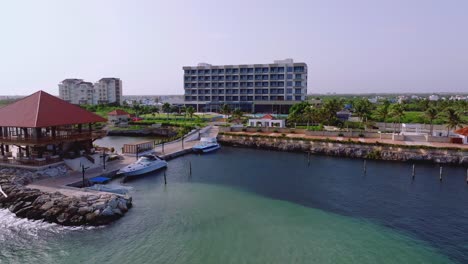 vista aérea hacia adelante del hotel marina hilton garden inn en el mar caribe en la romana, república dominicana