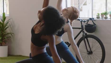 Jóvenes-Mujeres-De-Negocios-Practican-Meditación-De-Yoga-Juntas-En-Oficinas-Diversas-Haciendo-Pose-De-Guerrero-Disfrutando-Del-Ejercicio-De-Atención-Plena-Relajándose-En-El-Descanso-Del-Almuerzo-Lugar-De-Trabajo-Creativo-Y-Moderno