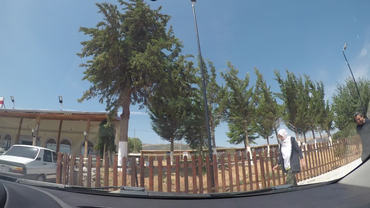 차량 내부의 카메라에서 도시, 자연 및 교통 뷰.