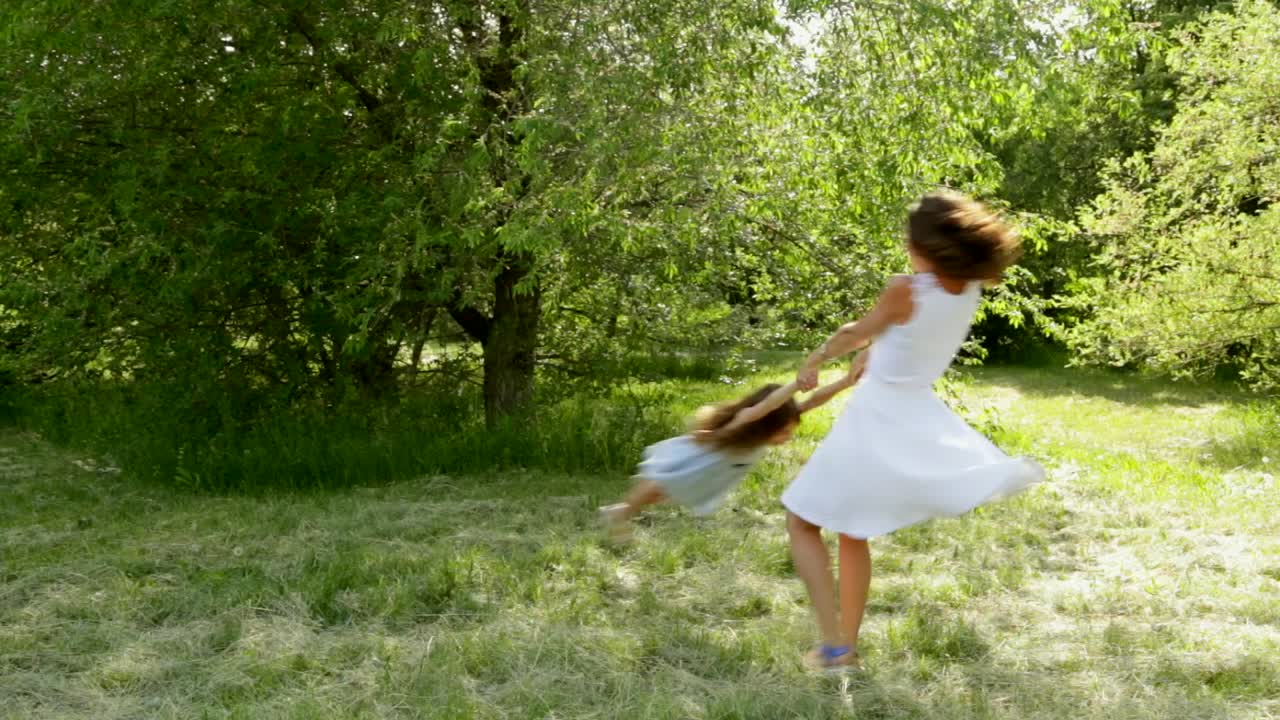 madre e hija jugando en el parque