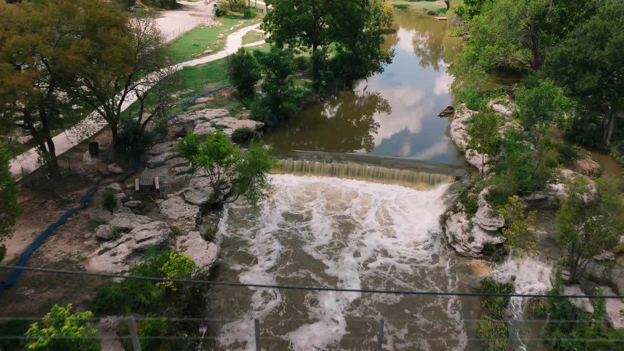 round rock memorial park chisholm trail tren puente y vía fluvial drone aéreo empuje en un día soleado en 4k