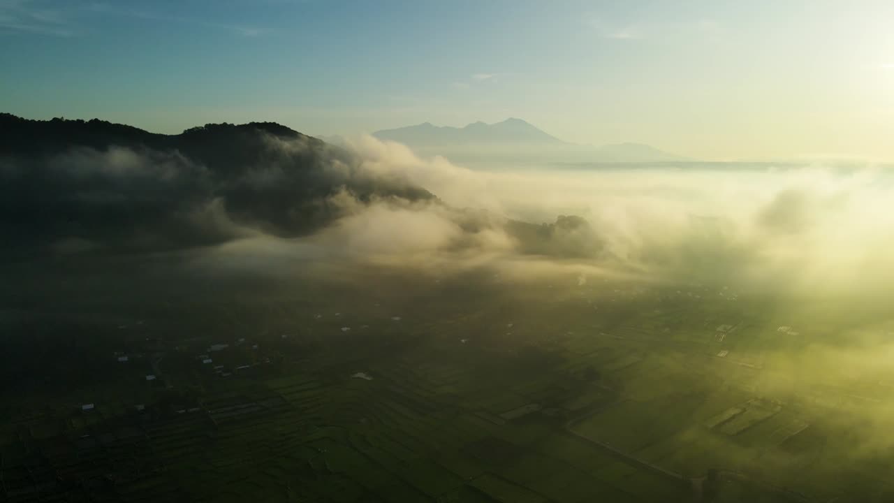 안개로 인 과 마을 위를 날아다니며 린자니 산을 바라보는 공중 사진