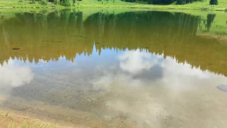 Der-Himmel,-Der-Von-Einem-Flachen-See-In-Den-Bergen-Reflektiert-Wird