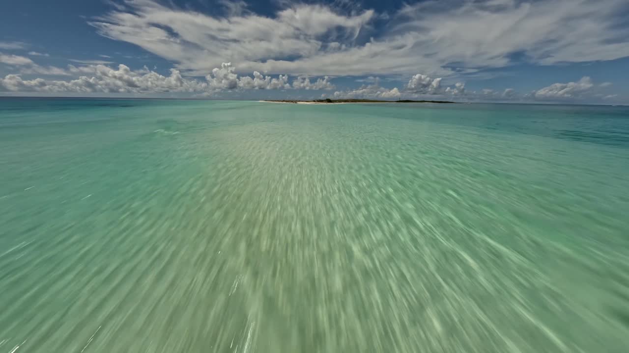 FPV DRONE FLIGHT IN A WATERFALL, LOW FLIGHT IN THE WATER IN CAYO DE AGUA, LOS ROQUES