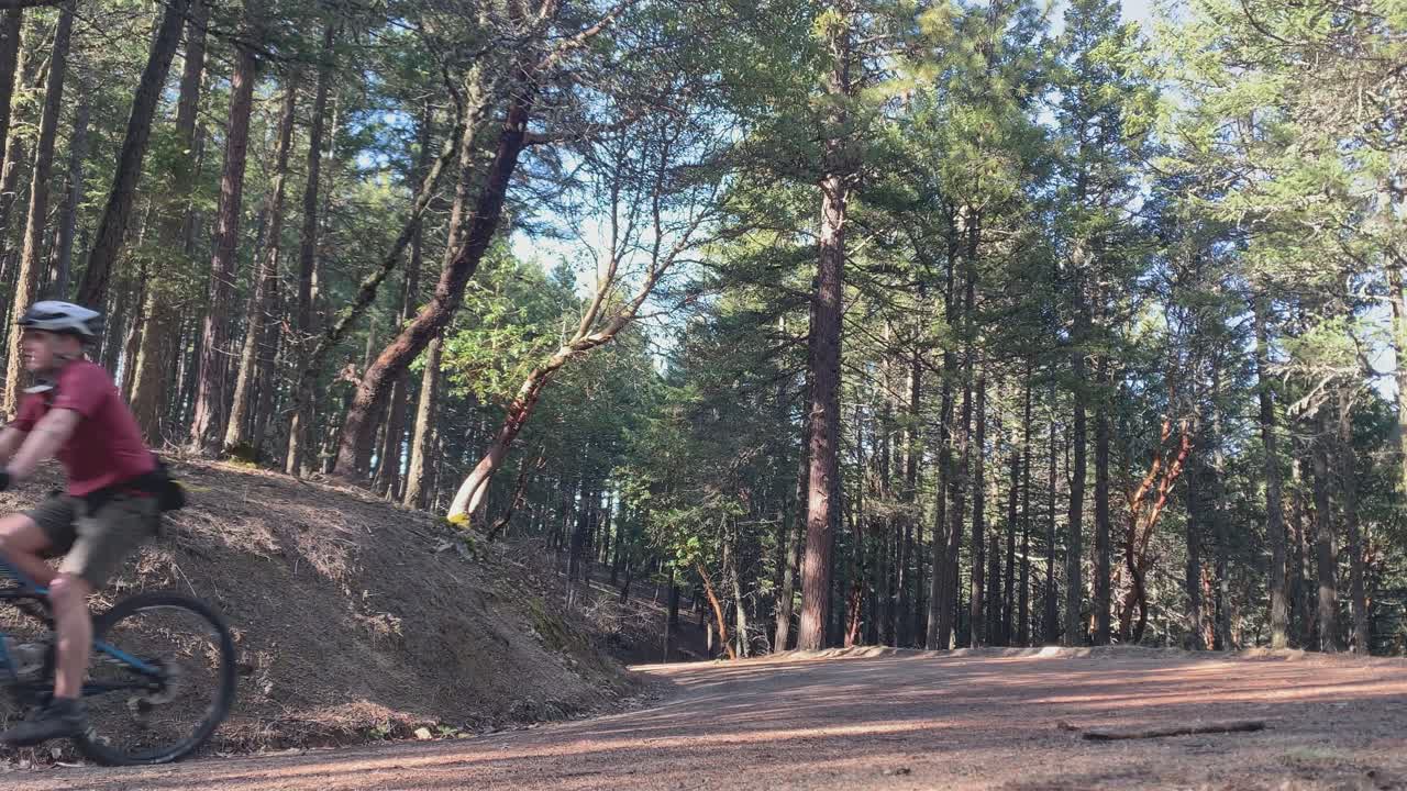 hombre caucásico luchando por llegar a la cima de la montaña, ashland