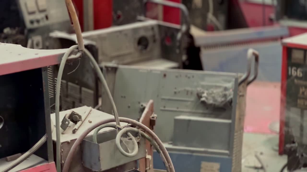 버려진 공장 에 있는 부서진 먼지 가 가득 한 기계 의 근접 촬영