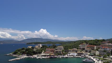 vista del puerto pesquero de kassiopi desde el castillo bizantino en el pueblo, corfú, grecia