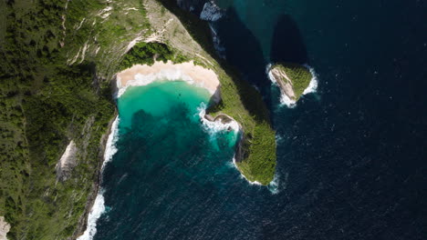 High-cliffs-of-Kelingking-Beach,-Nusa-Penida,-Bali-in-Indonesia