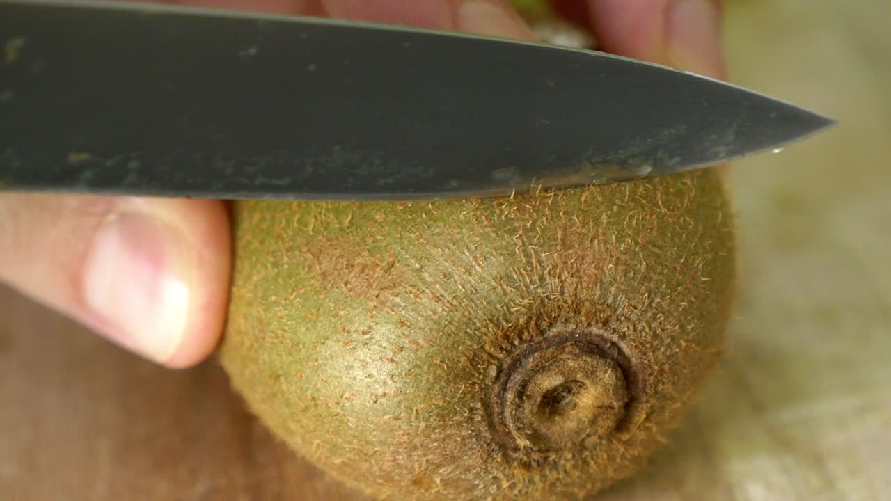 cerca de la rebanada cortada de fruta de kiwi vegana saludable para obtener vitaminas