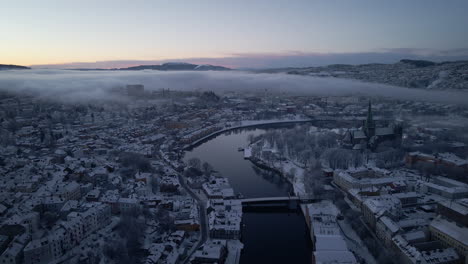 Sonnenaufgang-über-Der-Stadt-Trondheim-Im-Landkreis-Trondelag-In-Norwegen-Mit-Blick-Auf-Den-Nidarosdom,-Die-Altstadtbrücke-Und-Den-Fluss-Nidelva-Im-Winter