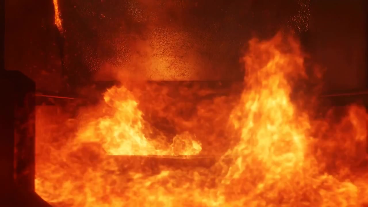 Vista frontale all'interno di un forno industriale chiuso mostra fiamme arancioni furiose che si innalzano su un letto refrattario incandescente, con pareti metalliche calde, fumo, scintille, calore intenso, forte contrasto e un ambiente pericoloso.