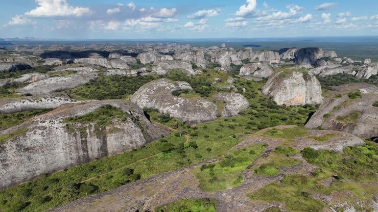 Ripresa cinematografica con drone sopra il vasto campo dei monoliti di Pedras Negras de Pungo Andongo nella provincia di Malanje, Angola, Africa, durante una giornata limpida