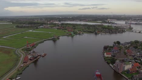 Luftaufnahme-Des-Flusses-Mit-Windmühlen-Und-Gemeinde-Niederlande