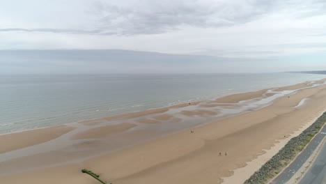 Espectacular-Vista-Aérea-De-La-Zona-De-Aterrizaje-De-La-Playa-De-Omaha-En-Colleville-Sur-Mer,-Normandía,-Francia