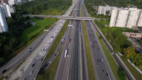 Mehrspurige-Autobahn-Mit-Fahrzeugen,-Die-Während-Des-Verkehrsreichen-Tagesverkehrs-Unterwegs-Sind