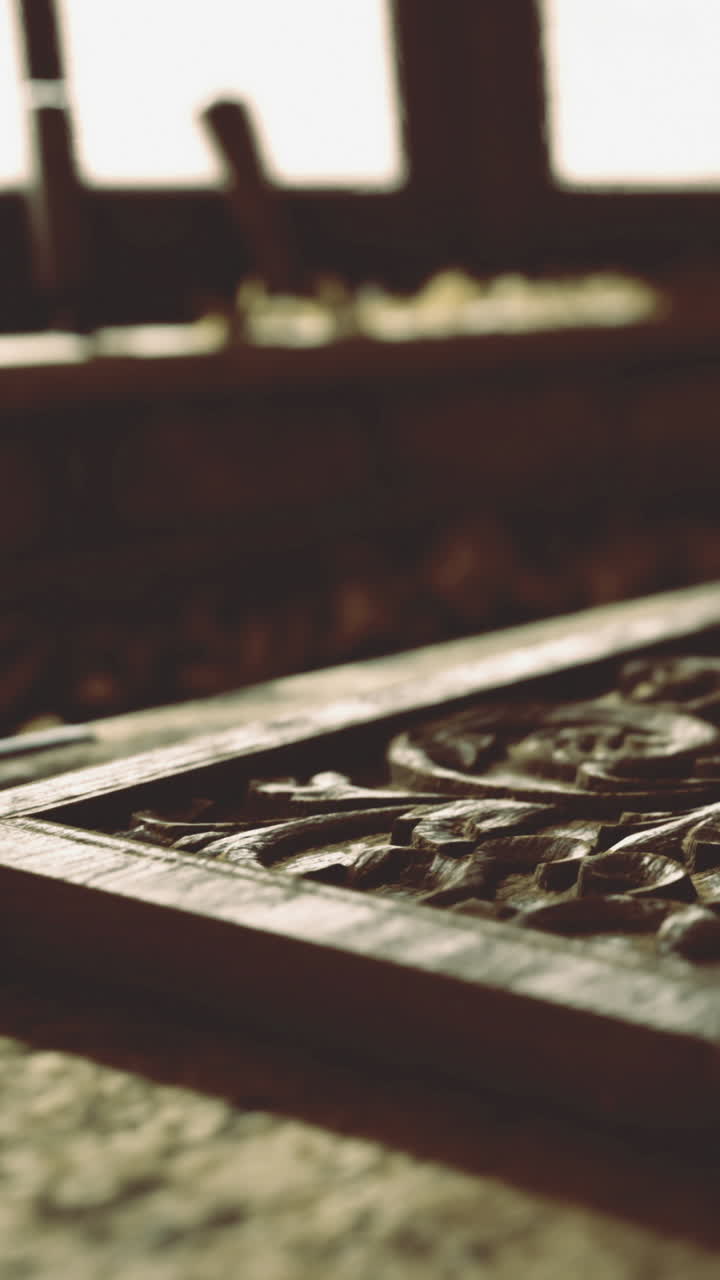 Intaglio in legno con design intricato visto in un'officina durante il giorno.
