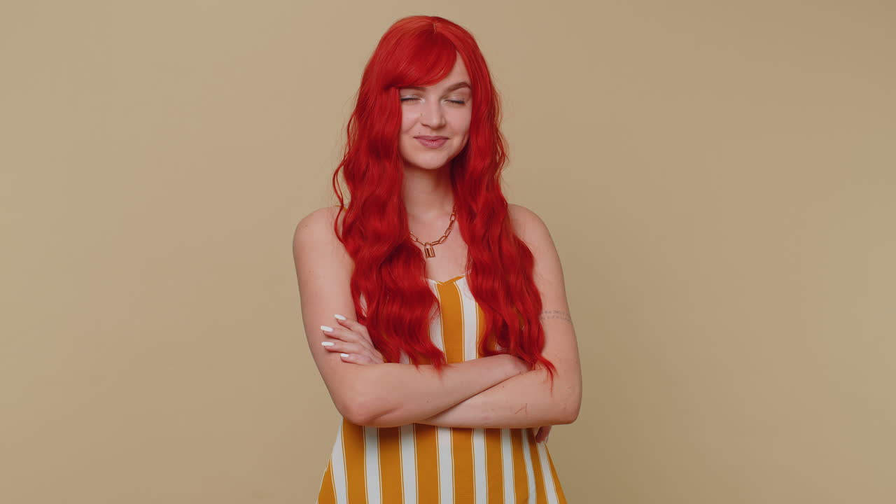 유쾌한 사랑스러운  ⁇ 은 머리 젊은 여성 패션 모델  ⁇  트립 웃고 혼자 카메라를보고