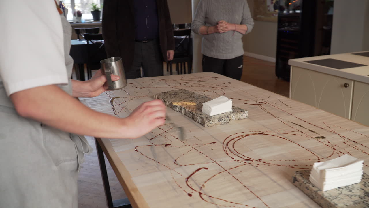 verter salsa en papel de mesa en restaurante, 4k